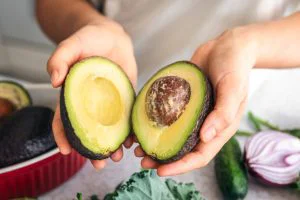 Avocado Calorii 100g: Valori Exacte, Jumătate/Întreg și Porții Reale