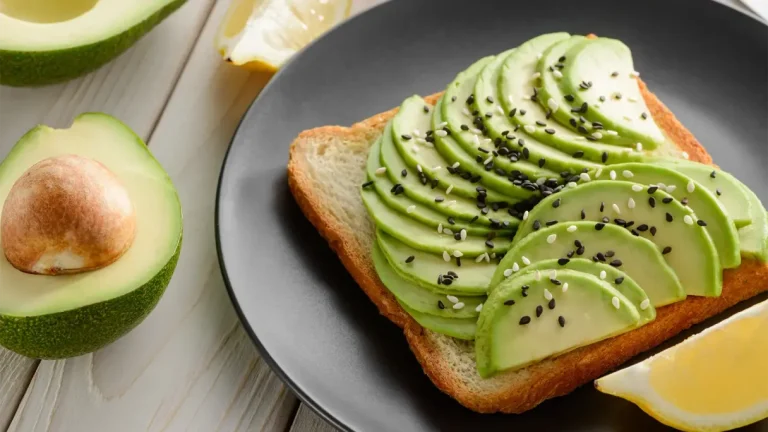 Calorii Toast cu Avocado / Salată / Pastă: Porții și Variante Sănătoase
