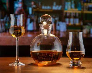 Brandy-ul se găsește peste tot, coniacul începe în regiunea Cognac. Descoperă diferența dintre aceste 2 băuturi
