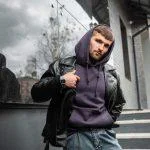 6 combinații de haine de toamnă în care hanoracul bărbătesc devine piesa centrală