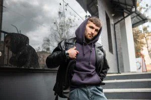 6 combinații de haine de toamnă în care hanoracul bărbătesc devine piesa centrală
